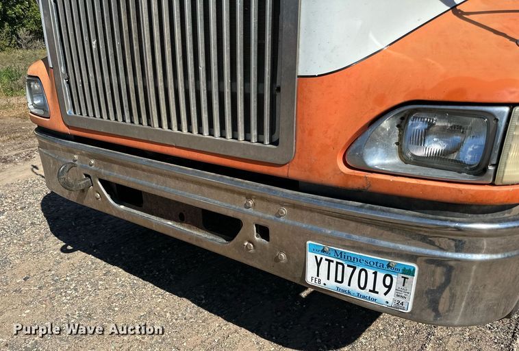 image for item DN0780 2008 International  9200i semi truck