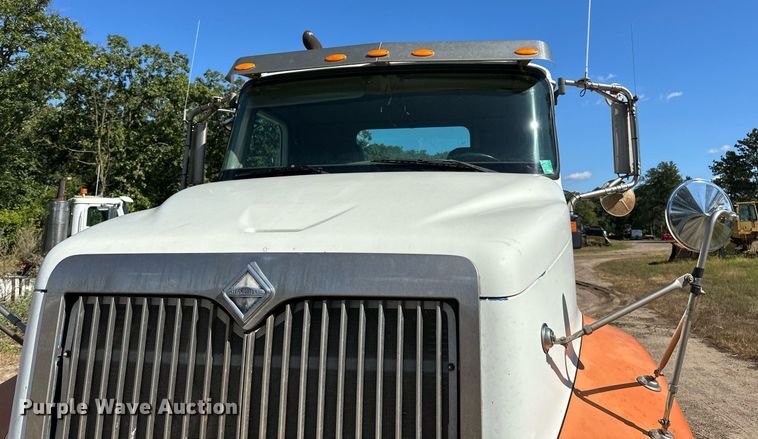 image for item DN0780 2008 International  9200i semi truck