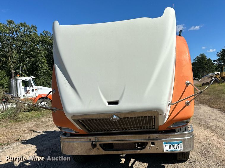 image for item DN0780 2008 International  9200i semi truck