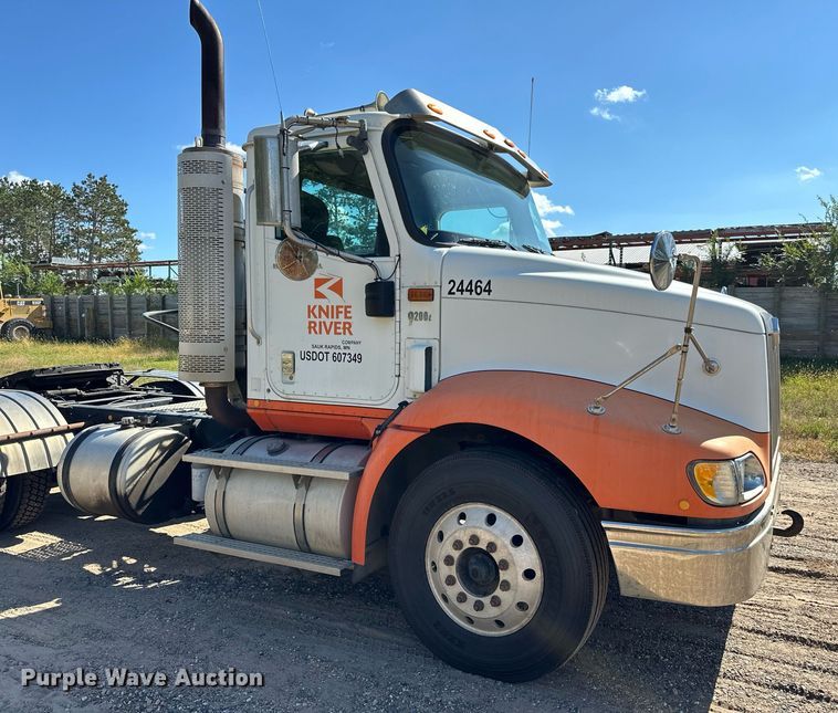 image for item DN0780 2008 International  9200i semi truck