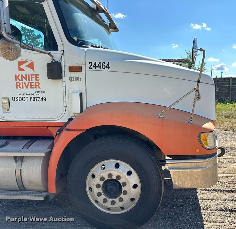 image for item DN0780 2008 International  9200i semi truck