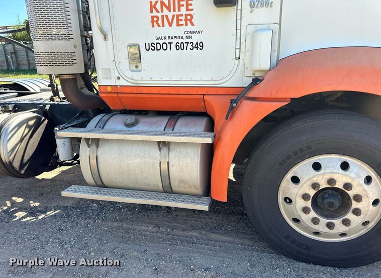 image for item DN0780 2008 International  9200i semi truck