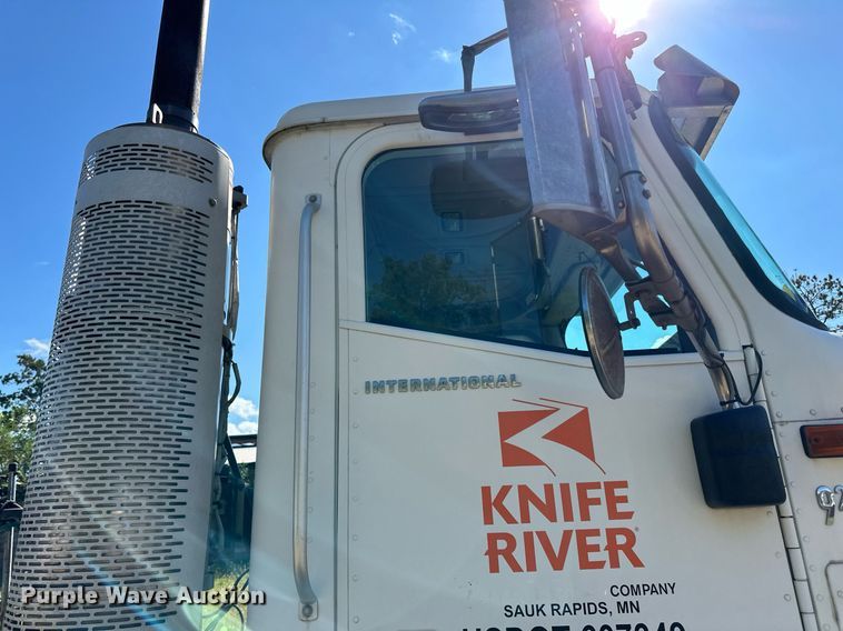 image for item DN0780 2008 International  9200i semi truck