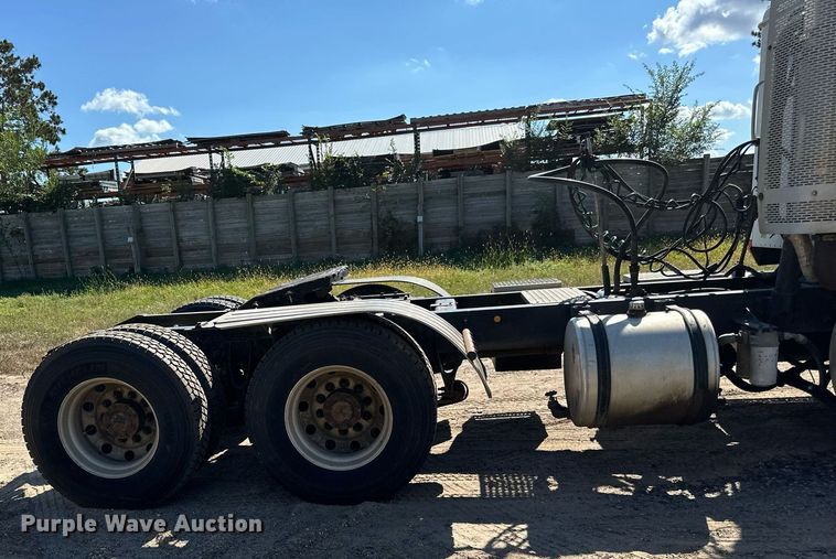 image for item DN0780 2008 International  9200i semi truck