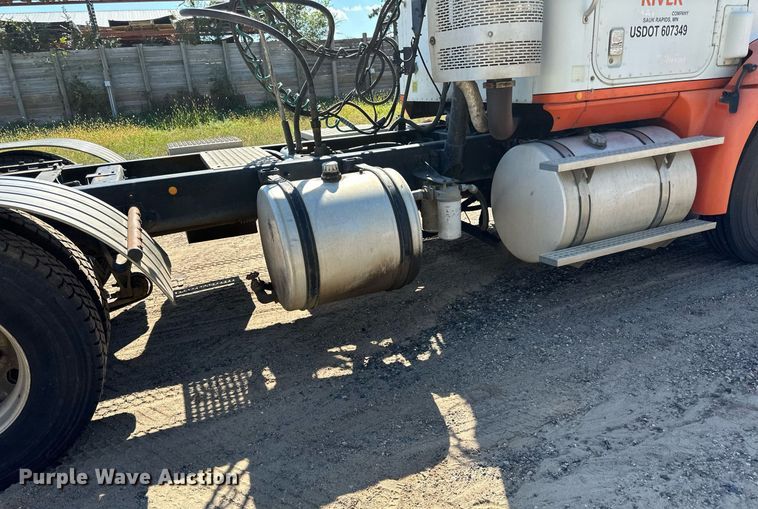 image for item DN0780 2008 International  9200i semi truck