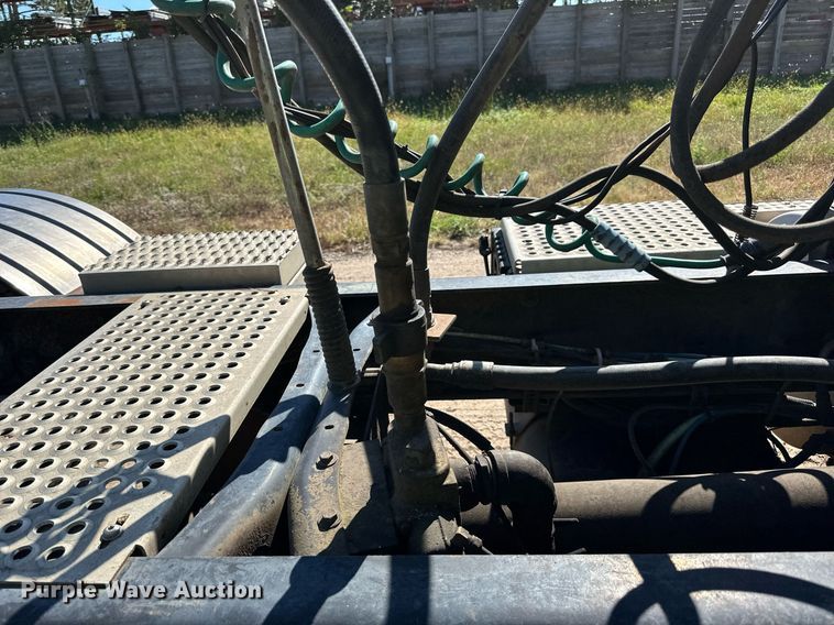 image for item DN0780 2008 International  9200i semi truck