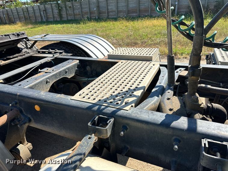 image for item DN0780 2008 International  9200i semi truck