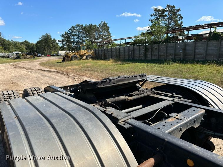 image for item DN0780 2008 International  9200i semi truck