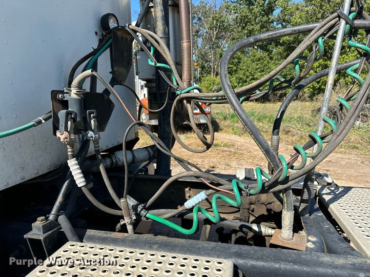 image for item DN0780 2008 International  9200i semi truck