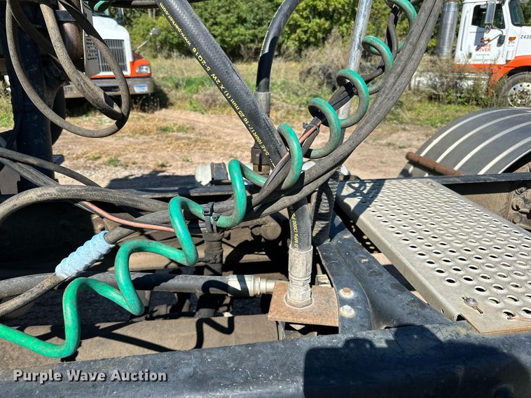 image for item DN0780 2008 International  9200i semi truck