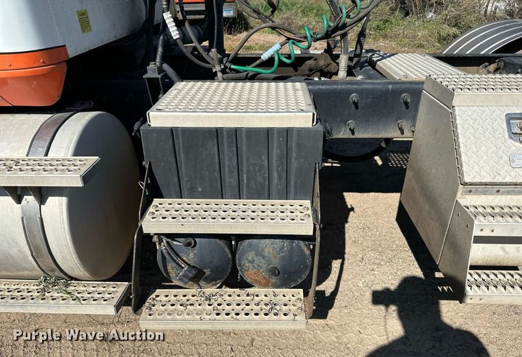 image for item DN0780 2008 International  9200i semi truck