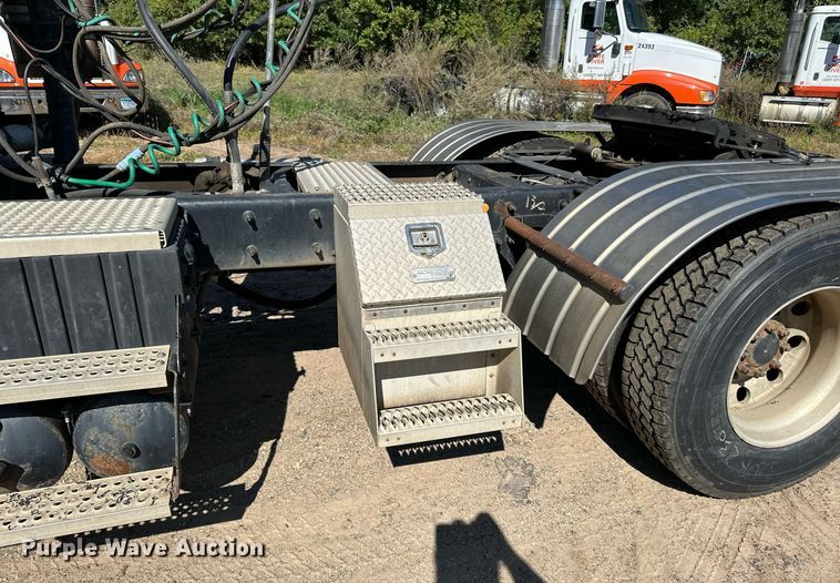 image for item DN0780 2008 International  9200i semi truck