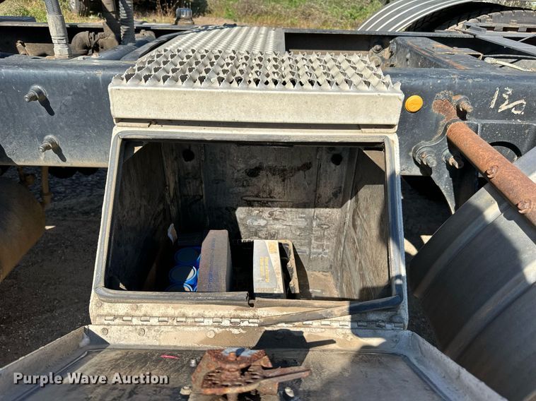 image for item DN0780 2008 International  9200i semi truck