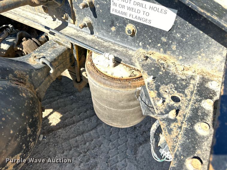 image for item DN0780 2008 International  9200i semi truck