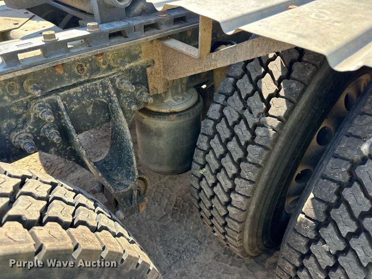 image for item DN0780 2008 International  9200i semi truck