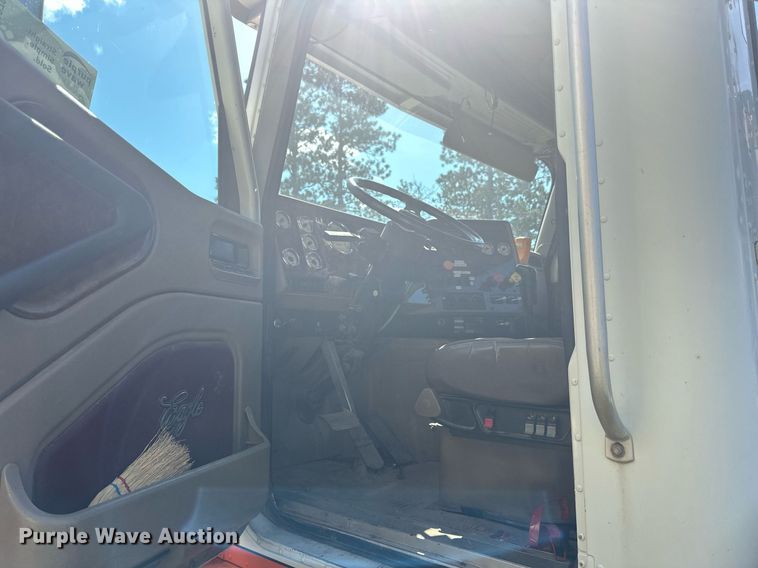 image for item DN0780 2008 International  9200i semi truck