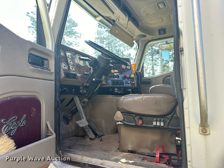 image for item DN0780 2008 International  9200i semi truck