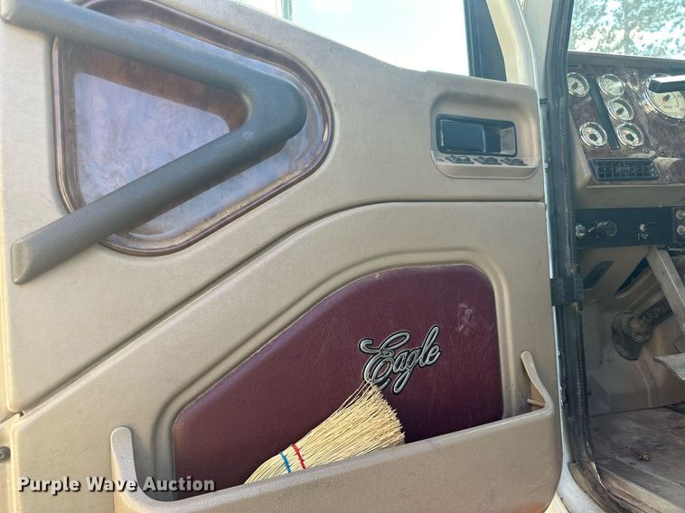 image for item DN0780 2008 International  9200i semi truck