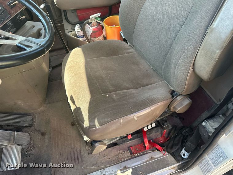 image for item DN0780 2008 International  9200i semi truck