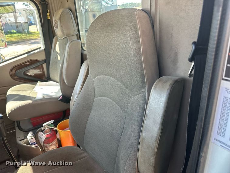 image for item DN0780 2008 International  9200i semi truck