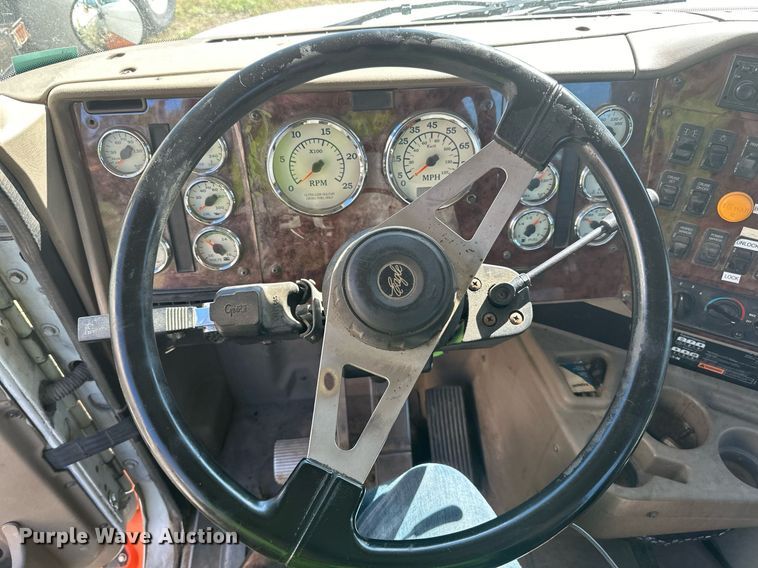 image for item DN0780 2008 International  9200i semi truck