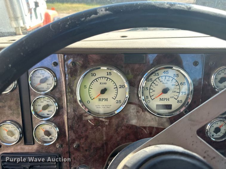 image for item DN0780 2008 International  9200i semi truck