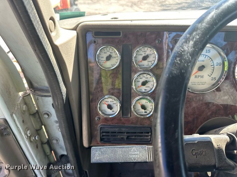 image for item DN0780 2008 International  9200i semi truck