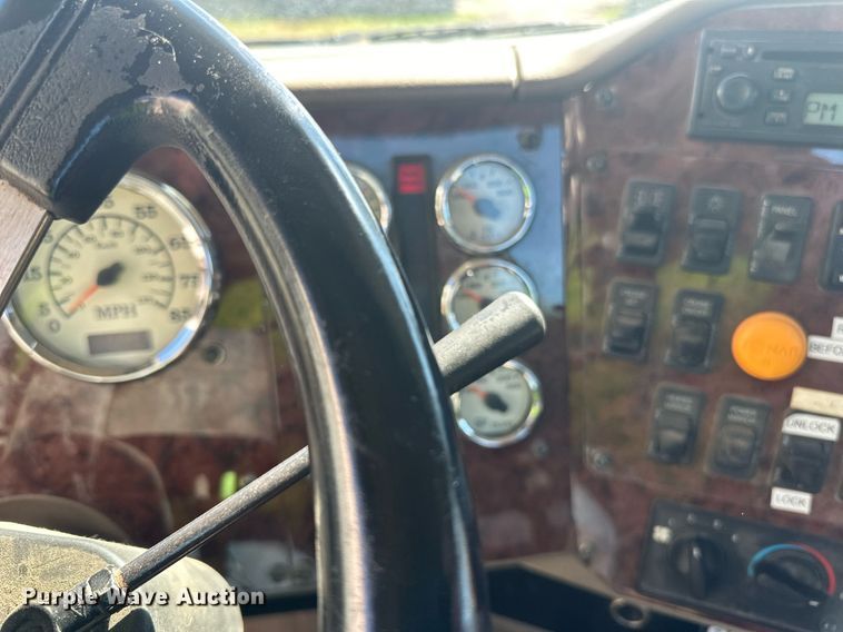 image for item DN0780 2008 International  9200i semi truck