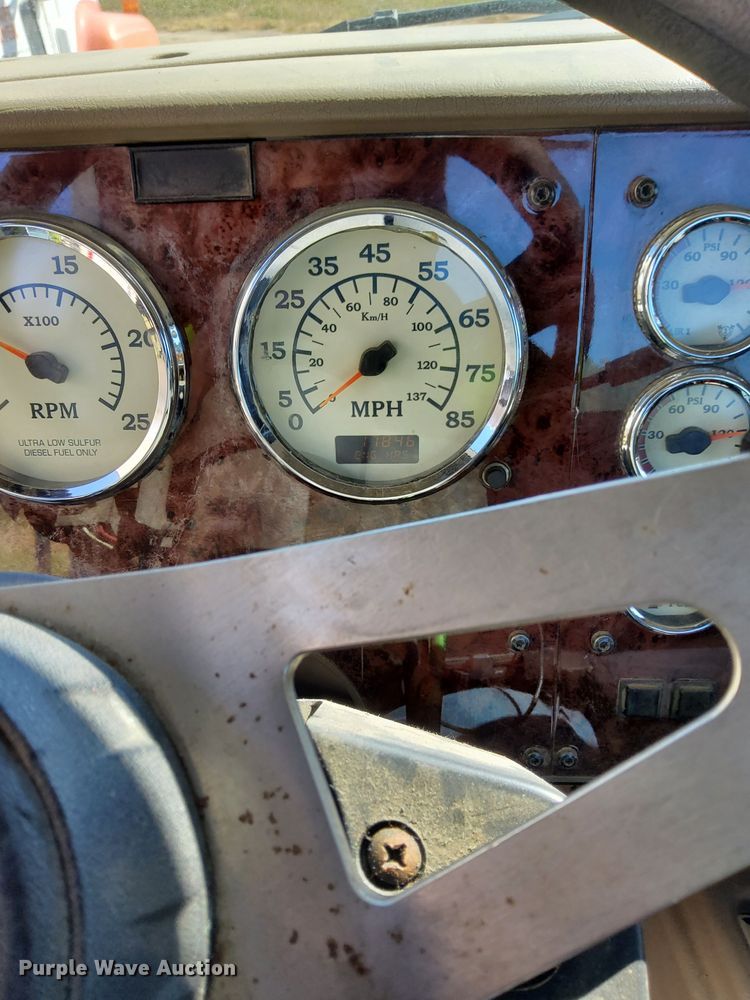 image for item DN0780 2008 International  9200i semi truck