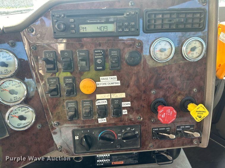 image for item DN0780 2008 International  9200i semi truck