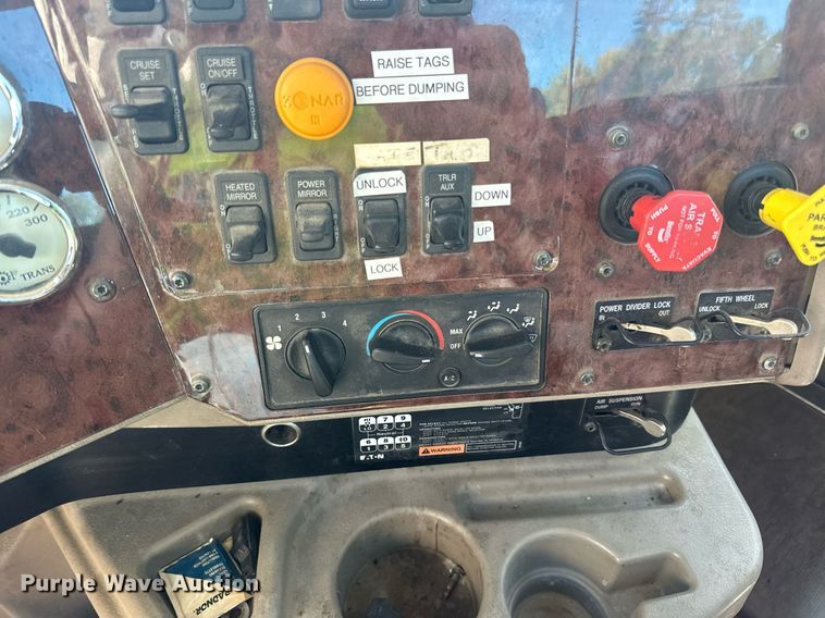 image for item DN0780 2008 International  9200i semi truck