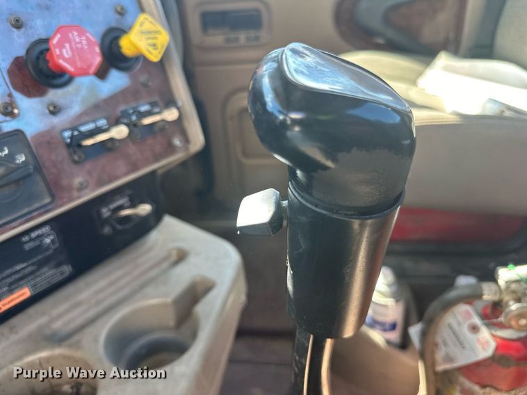 image for item DN0780 2008 International  9200i semi truck