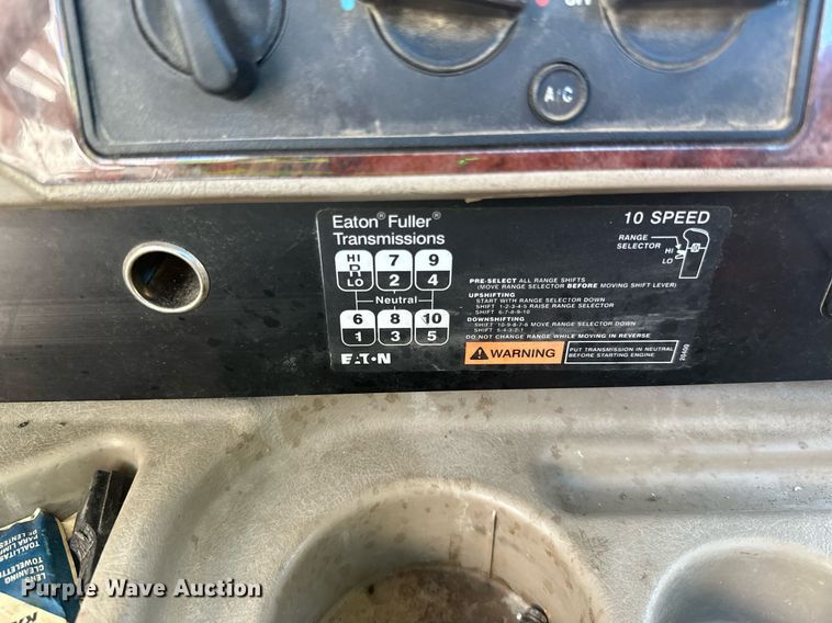 image for item DN0780 2008 International  9200i semi truck