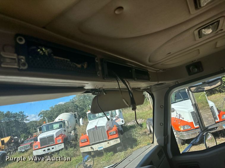 image for item DN0780 2008 International  9200i semi truck