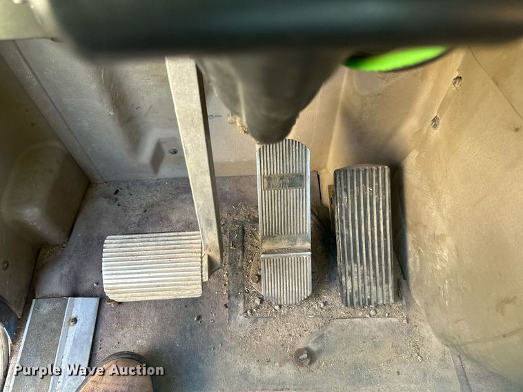 image for item DN0780 2008 International  9200i semi truck