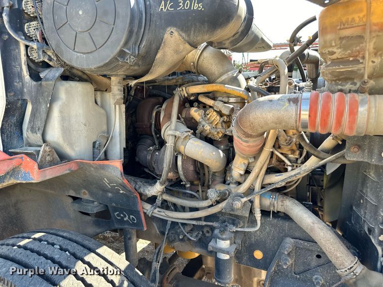 image for item DN0780 2008 International  9200i semi truck