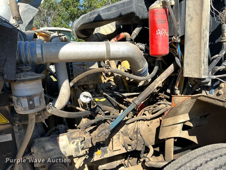 image for item DN0780 2008 International  9200i semi truck