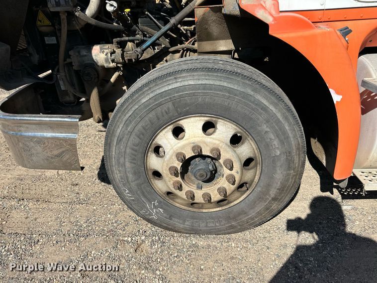 image for item DN0780 2008 International  9200i semi truck