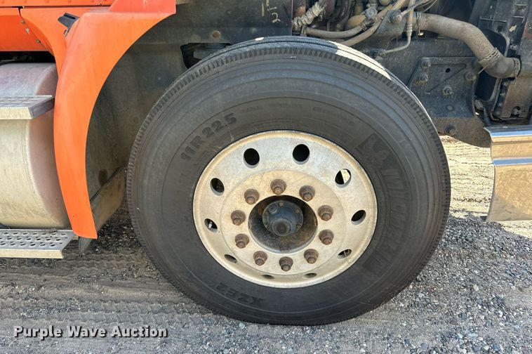 image for item DN0780 2008 International  9200i semi truck