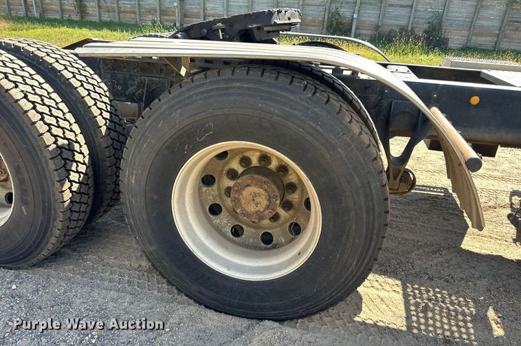 image for item DN0780 2008 International  9200i semi truck