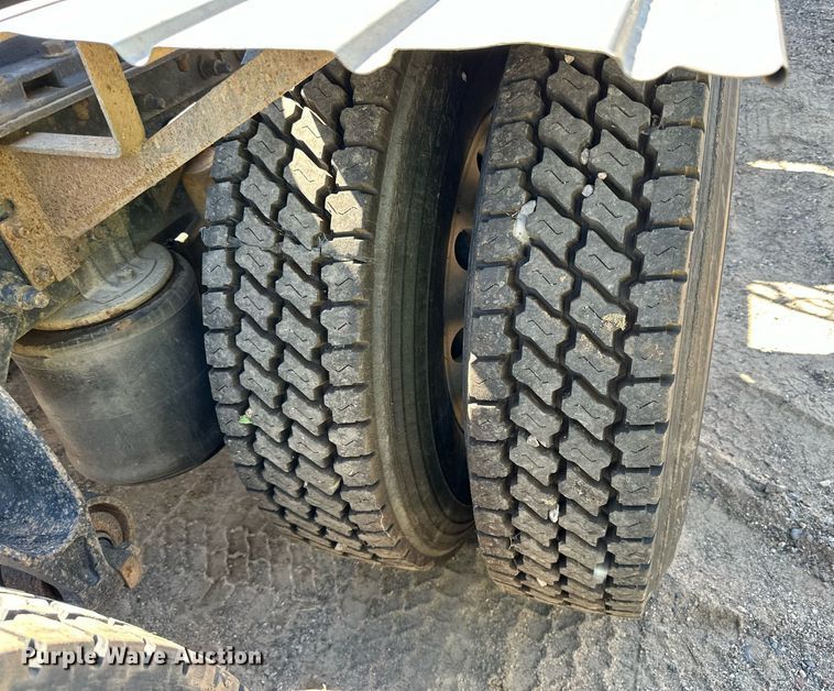 image for item DN0780 2008 International  9200i semi truck