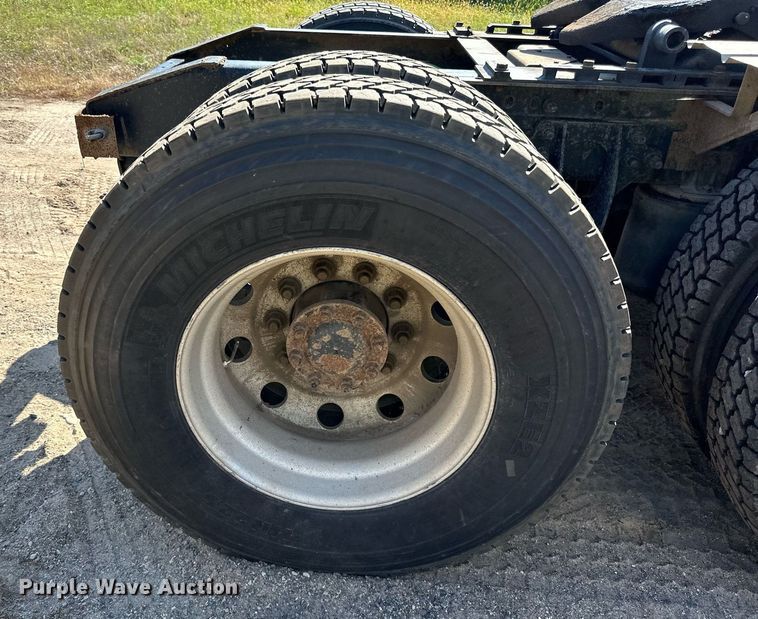 image for item DN0780 2008 International  9200i semi truck