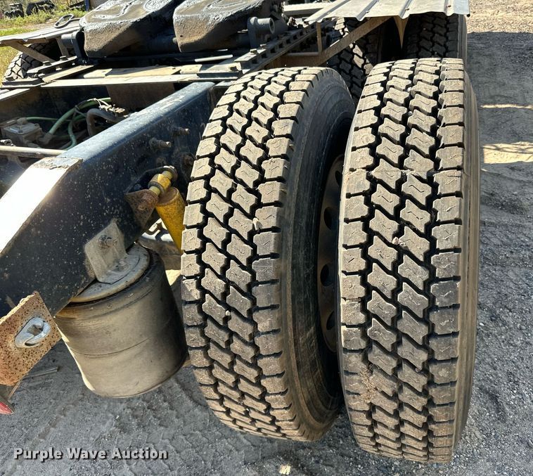 image for item DN0780 2008 International  9200i semi truck