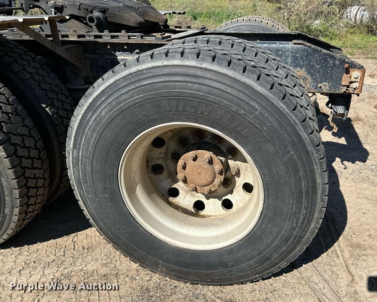 image for item DN0780 2008 International  9200i semi truck