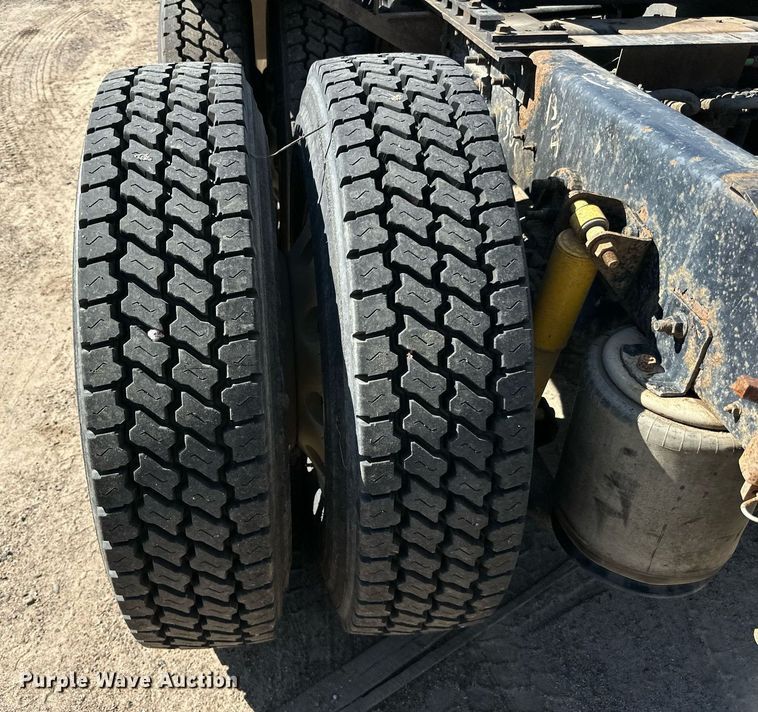 image for item DN0780 2008 International  9200i semi truck