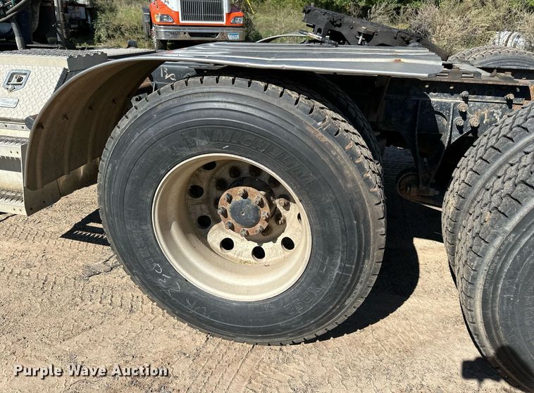 image for item DN0780 2008 International  9200i semi truck