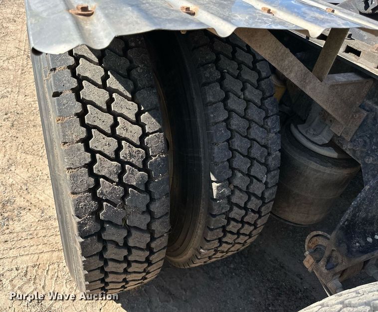 image for item DN0780 2008 International  9200i semi truck