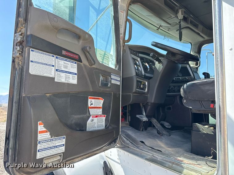 image for item DO2518 2015 Kenworth T800 ready mix truck