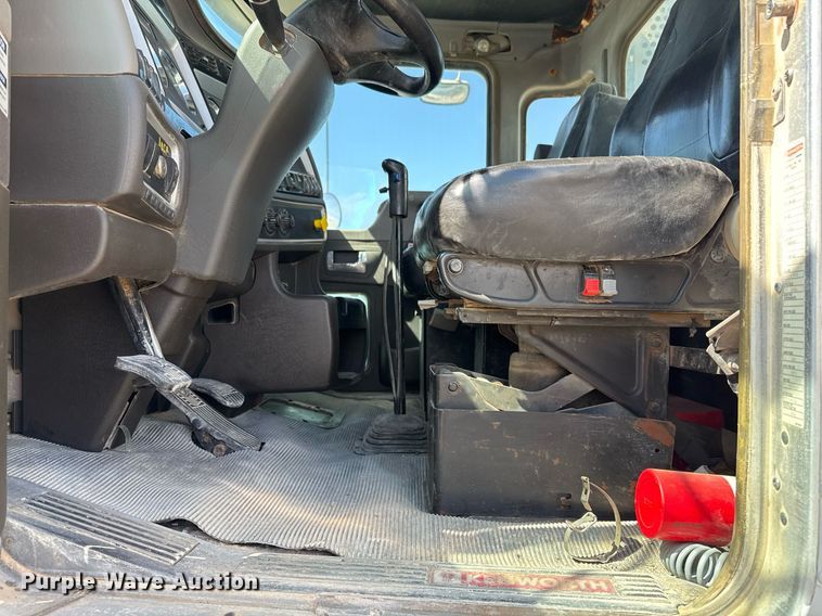 image for item DO2518 2015 Kenworth T800 ready mix truck