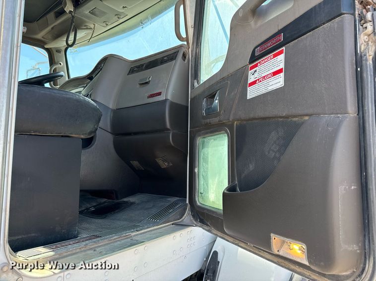 image for item DO2518 2015 Kenworth T800 ready mix truck